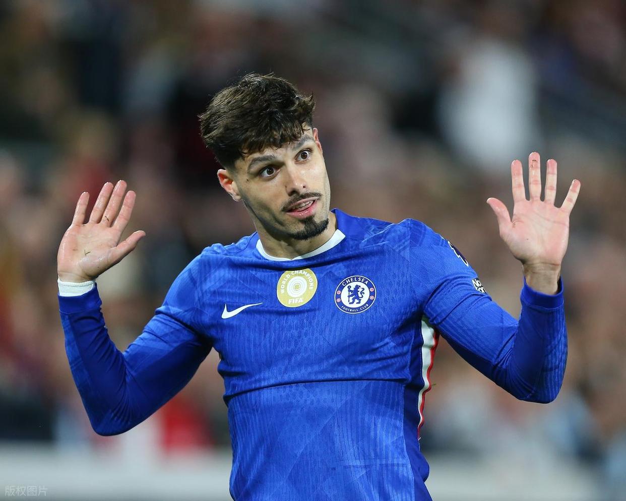 MK体育下载-转折点里昂伤情更新，英超今晚攻防权衡，引发热议，轮换策略成焦点(英超关系派2023)